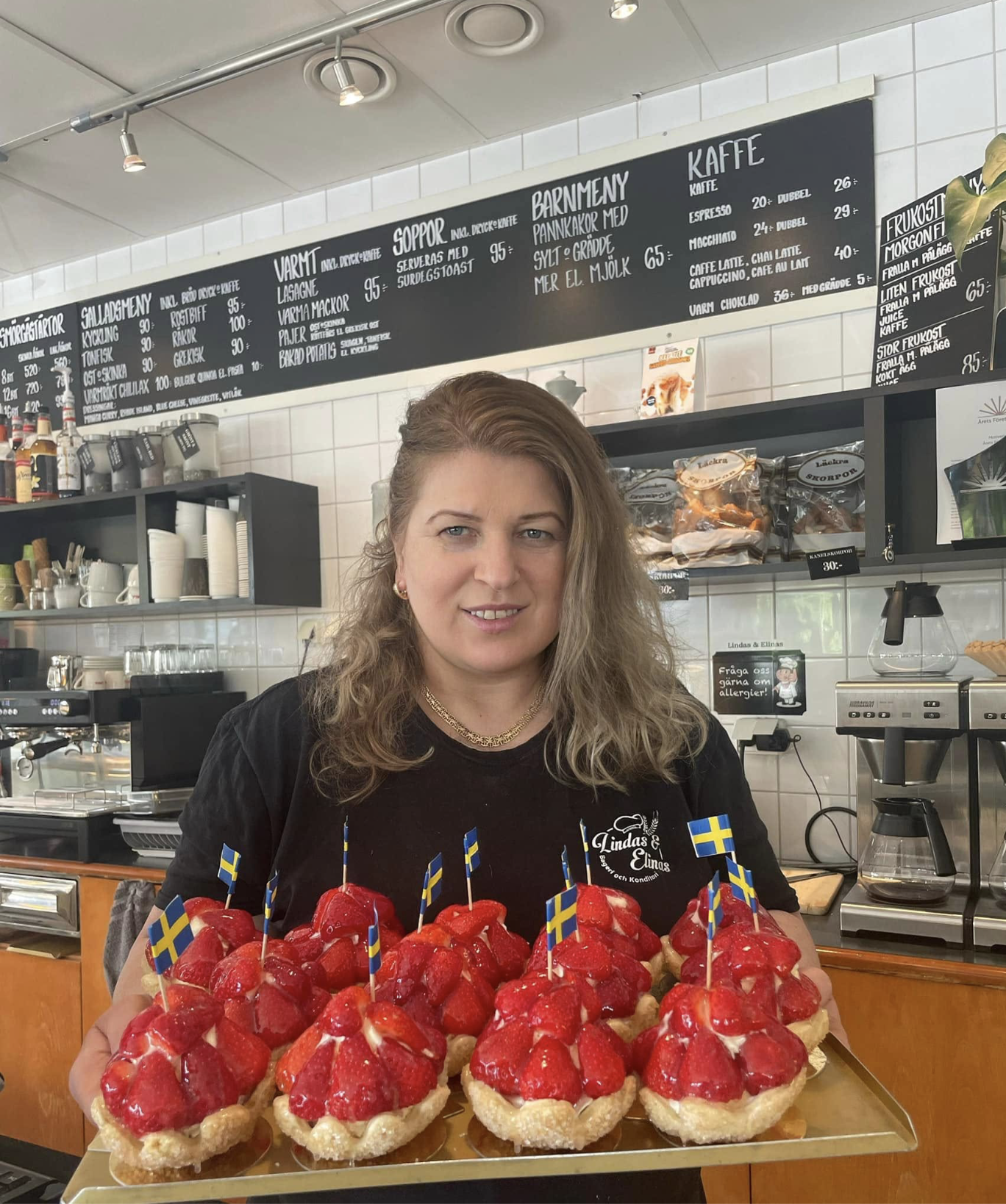Jordgubbstårtor i caféet
