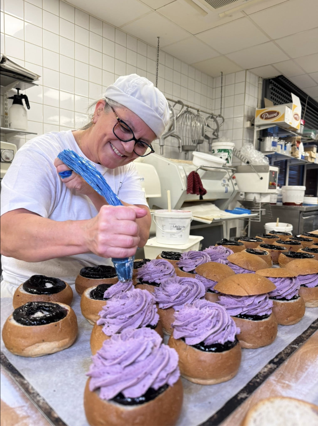 Bakverk garneras för hand